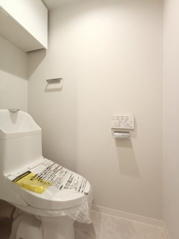 【トイレ】　清潔感のあるトイレ空間で、来客時も含めて毎日安心して快適に使用できます。