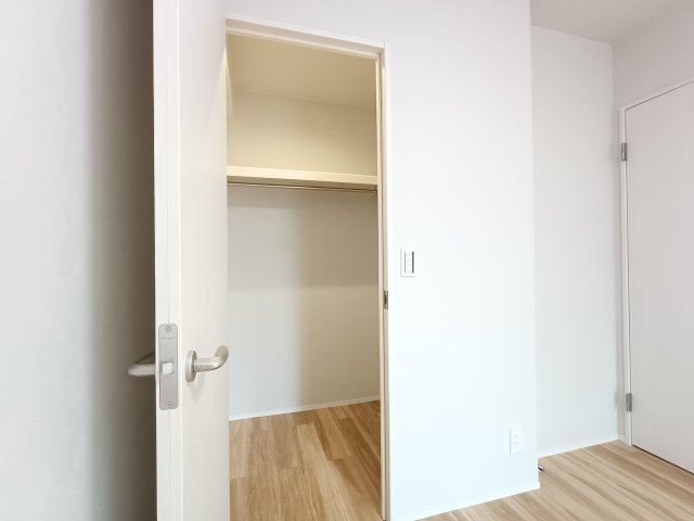 【洋室3　約5.4帖　ウォークインクローゼット】　居室のウォークインクローゼットで、荷物が多い方でも安心の収納力です。