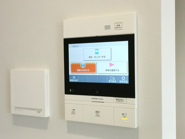【モニター付きインターホン】　モニター付きインターホンで、来訪者を確認でき防犯面でも安心です。