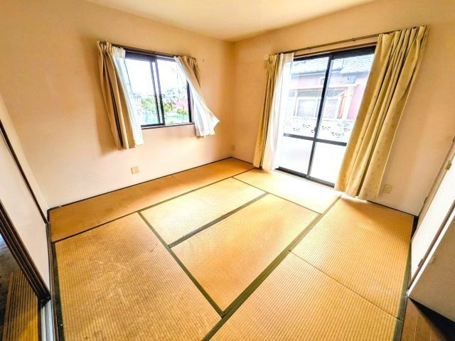 滞在時間の長くなりそうな和室も二面採光。明るい居間です。