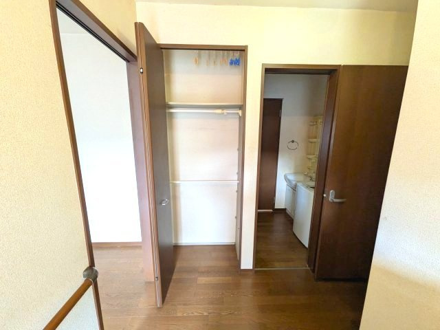 玄関ホールの収納庫。家の中心にあるので、使い方は自由自在です。
