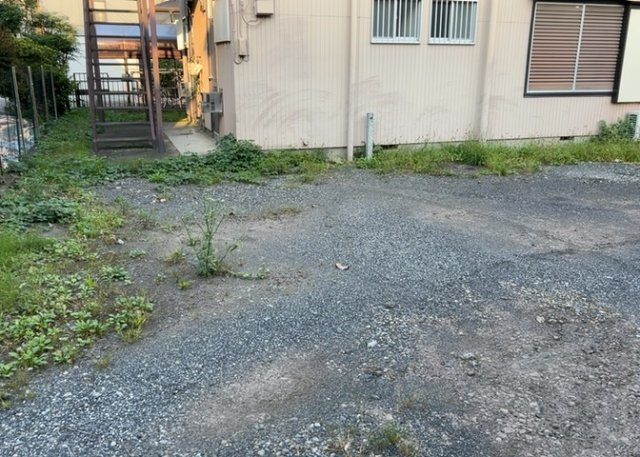 土地の形が極端に長細かったり、狭小地、あるいは道路との高低差がある傾斜地だった場合、後々売ろうとしても買い手がつかない場合もあります。後々、売却することになった時に価値の下がらない土地を選びましょう。