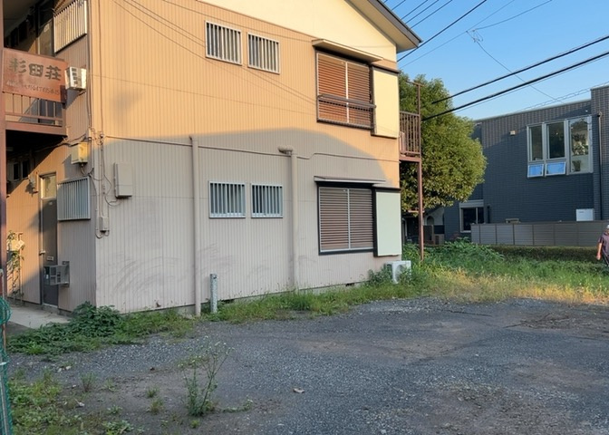 土地の面積＝住宅面積ではありません。建ぺい率の問題などで、土地のある場所によって住宅を建てられる面積は限られています。高さもしかり、「土地」という言葉の中には、建築条件も含まれると考えておきましょう。