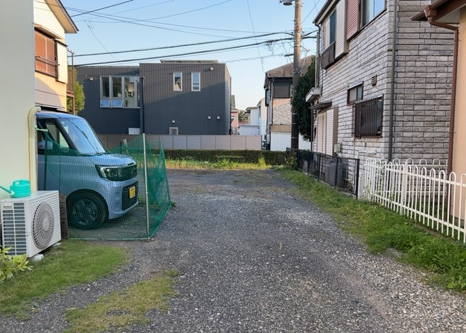 家を建てる場合、方位は要チェックです。現実的に日当たりのよい家ならばリビングは南側、建築基準法でも北側に当たる家への配慮は求められています。土地を見学に行く際は、方位磁針を持って行くようにしましょう。