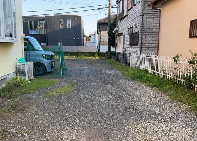 土地を買う際、住む地域の自治体や福祉の補助制度にも注目してみましょう。子供や老人の医療補助やゴミ出しのルールなど、自治体によってルールに大きな違いがあるため、暮らしやすい土地で判断するとよいでしょう。