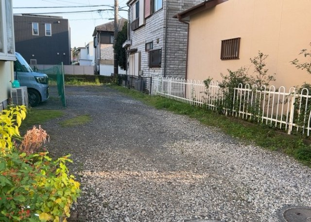土地の前の道路に消火栓が設置されていることがあります。この場合、道路交通法第45条第1項により、駐車禁止の場所が指定されています。そのため、車庫などの駐車スペースをつくることができない場合があります。