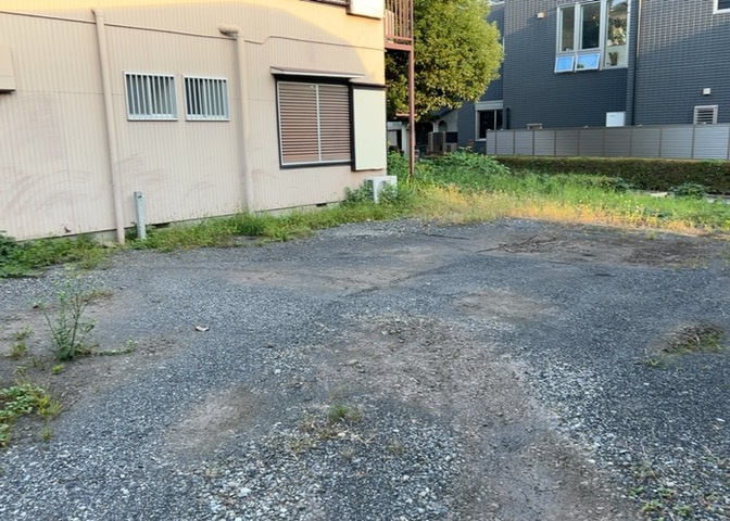 土地購入を検討されている場合、境界杭がない状態で購入してしまうと境界確定測量をする必要があり、費用がかかります。購入の前に、売主、隣土地所有者立ち合いのもと境界を確定し境界杭を設置するのがベストです。