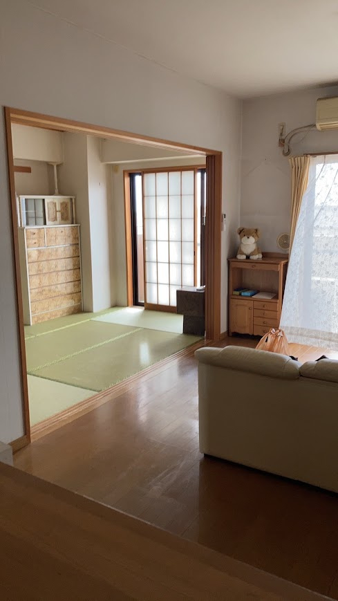 大きい窓があるので明るい空間でのびのびと生活できます。リビング横に和室があるので食後に気持ち良くお昼寝出来そうですね。