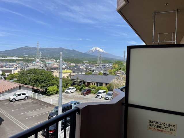 バルコニーから富士山が望めます。陽当り良好なのでお洗濯がよく乾きそうですね。プランターが置けます。お花や野菜の栽培が楽しめます。