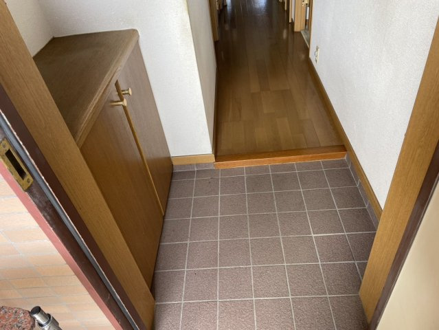 備え付けのシューズボックスがあるので収納がたっぷりあります。靴をしまって玄関をすっきりと使えます。