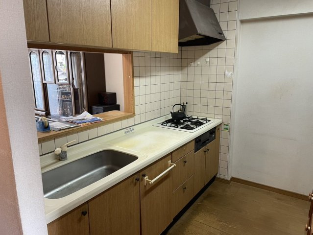 カウンターキッチンなので会話をしながら楽しくお料理出来そうですね。収納スペースもたくさんあるので買い置きもたっぷり出来ます。