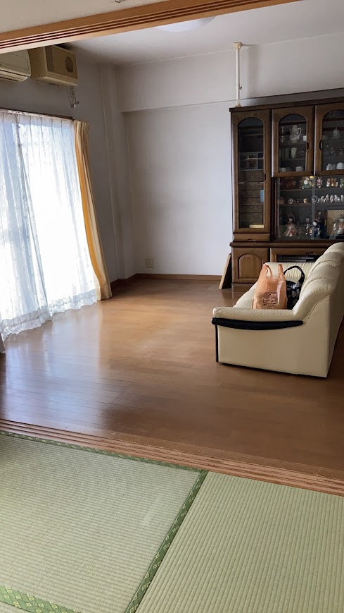 大きい窓から入るたっぷりの日差しが嬉しいですね。リビングが広々としているので、ご家族でゆっくりくつろげますね。