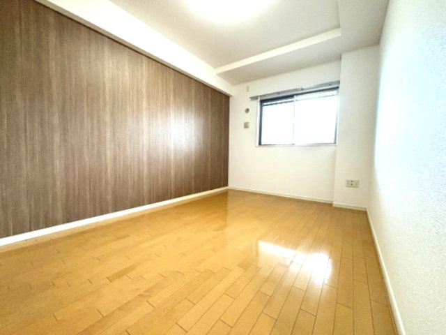 7帖の洋室です。木目調のアクセントクロスがお部屋を彩っています。