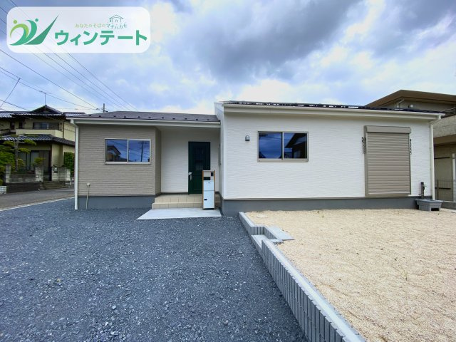 シャッターやポーチなど細部まで丁寧に仕上がった外観。防犯性と美観を両立しています。