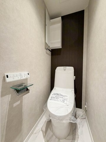いつでも清潔に保つ温水洗浄機能付き、便座は冬場でもポカポカの暖房便座です。