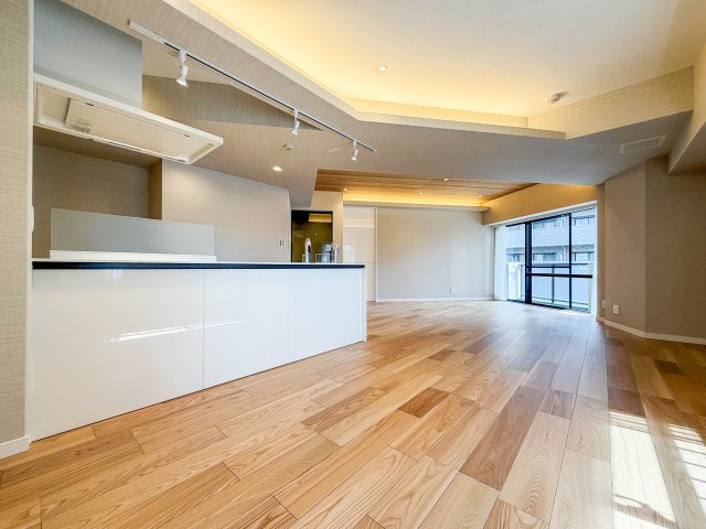 リビング。シンプルだけど上質。毎日の食卓が、自然と好きになる空間。