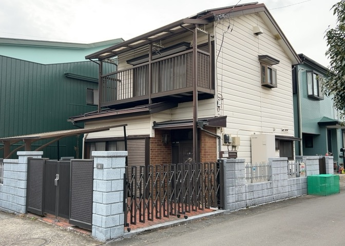 土地の形が極端に長細かったり、狭小地、あるいは道路との高低差がある傾斜地だった場合、後々売ろうとしても買い手がつかない場合もあります。後々、売却することになった時に価値の下がらない土地を選びましょう。
