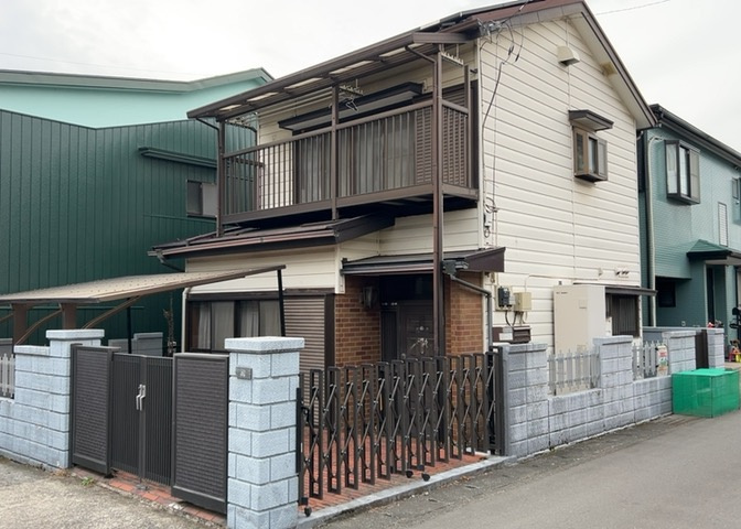 土地の面積＝住宅面積ではありません。建ぺい率の問題などで、土地のある場所によって住宅を建てられる面積は限られています。高さもしかり、「土地」という言葉の中には、建築条件も含まれると考えておきましょう。