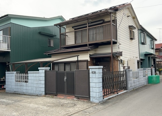 家を建てる場合、方位は要チェックです。現実的に日当たりのよい家ならばリビングは南側、建築基準法でも北側に当たる家への配慮は求められています。土地を見学に行く際は、方位磁針を持って行くようにしましょう。