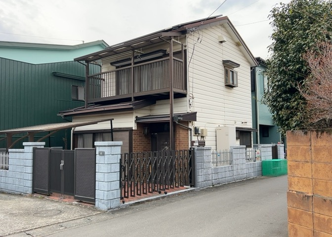 現地に行くなら、物件の周囲の地形がどうなっているかを見ることも大切です。周辺より低くなっている土地では、大雨などで水が集まりやすいため、地盤が弱くなっているということも考えられるため、注意が必要です。