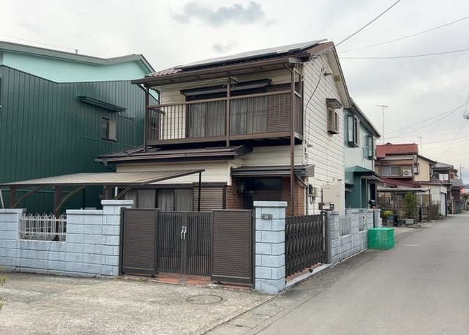 土地購入を検討されている場合、境界杭がない状態で購入してしまうと境界確定測量をする必要があり、費用がかかります。購入の前に、売主、隣土地所有者立ち合いのもと境界を確定し境界杭を設置するのがベストです。