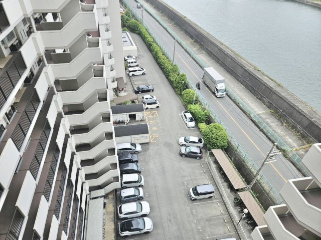 広がる川と整備された歩道、便利な駐車場まで一望できる、開放感たっぷりのロケーションです。