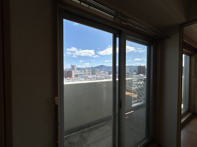 6階ならではの開放的な眺望が広がり、の山並みや街並みまで見渡せる気持ちの良い景色を楽しめます。リビングからも出入りでき、洗濯物干しスペースとしても使いやすいバルコニーです。