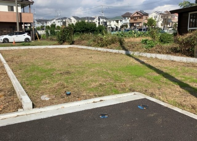 土地の形が極端に長細かったり、狭小地、あるいは道路との高低差がある傾斜地だった場合、後々売ろうとしても買い手がつかない場合もあります。後々、売却することになった時に価値の下がらない土地を選びましょう。