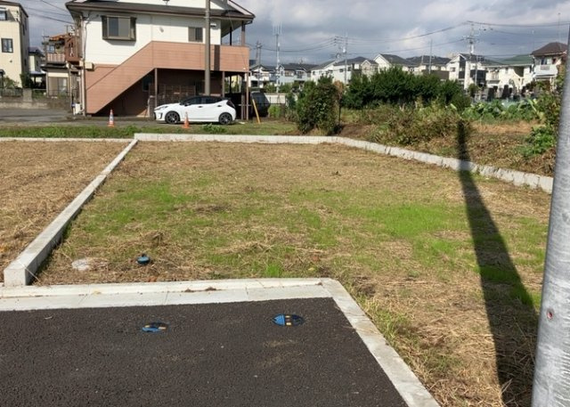 土地の面積＝住宅面積ではありません。建ぺい率の問題などで、土地のある場所によって住宅を建てられる面積は限られています。高さもしかり、「土地」という言葉の中には、建築条件も含まれると考えておきましょう。