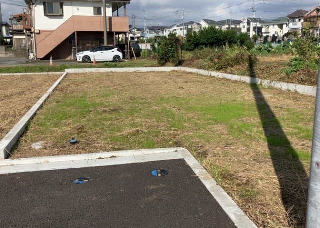 家を建てる場合、方位は要チェックです。現実的に日当たりのよい家ならばリビングは南側、建築基準法でも北側に当たる家への配慮は求められています。土地を見学に行く際は、方位磁針を持って行くようにしましょう。