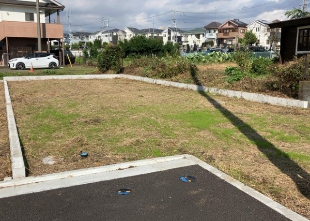 土地を買う際、住む地域の自治体や福祉の補助制度にも注目してみましょう。子供や老人の医療補助やゴミ出しのルールなど、自治体によってルールに大きな違いがあるため、暮らしやすい土地で判断するとよいでしょう。