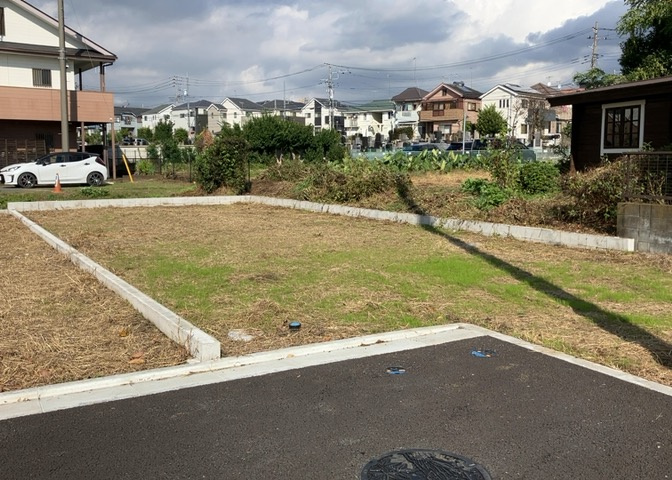土地の前の道路に消火栓が設置されていることがあります。この場合、道路交通法第45条第1項により、駐車禁止の場所が指定されています。そのため、車庫などの駐車スペースをつくることができない場合があります。