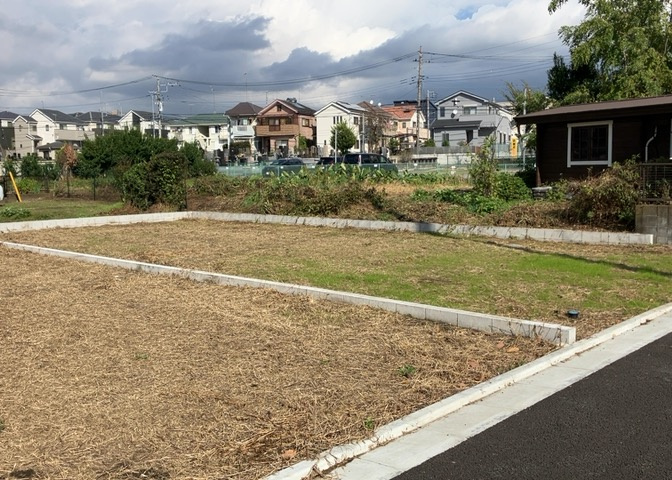 現地に行くなら、物件の周囲の地形がどうなっているかを見ることも大切です。周辺より低くなっている土地では、大雨などで水が集まりやすいため、地盤が弱くなっているということも考えられるため、注意が必要です。