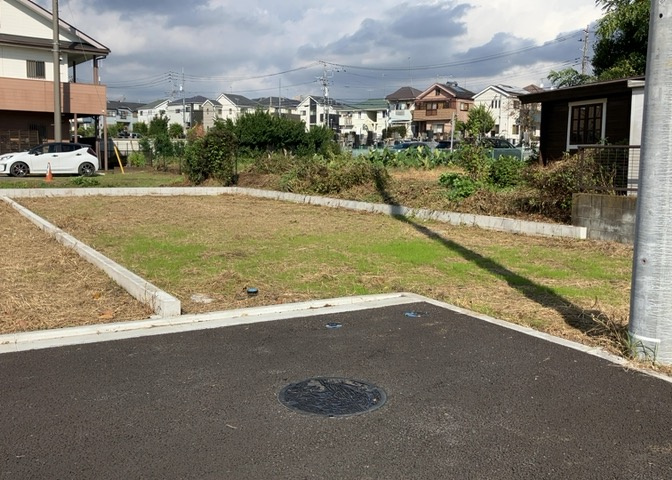 土地購入を検討されている場合、境界杭がない状態で購入してしまうと境界確定測量をする必要があり、費用がかかります。購入の前に、売主、隣土地所有者立ち合いのもと境界を確定し境界杭を設置するのがベストです。