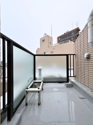 7階約6帖の洋室に隣接するルーフバルコニー（6.16平米）。ガーデニング、家庭菜園など多目的に活用可能です。