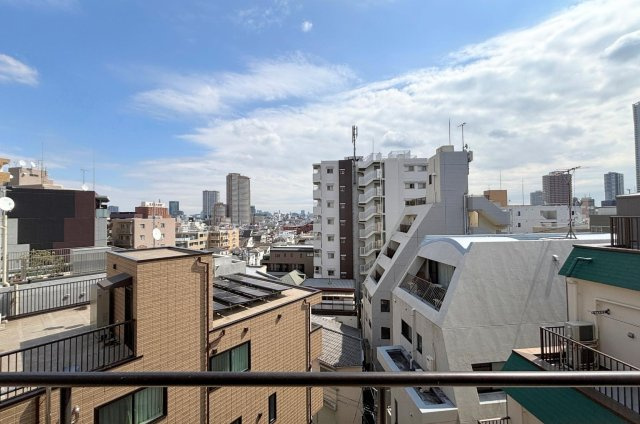 6階のバルコニーからは、程よく抜け感のある都会らしい眺望を楽しめます。