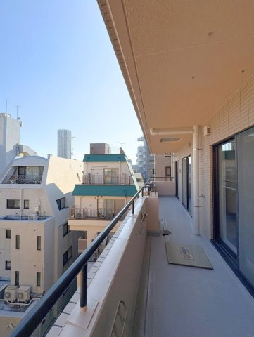 バルコニーはゆとりのある広さ。日当たりも良く、洗濯物も効率よく乾きそうです。