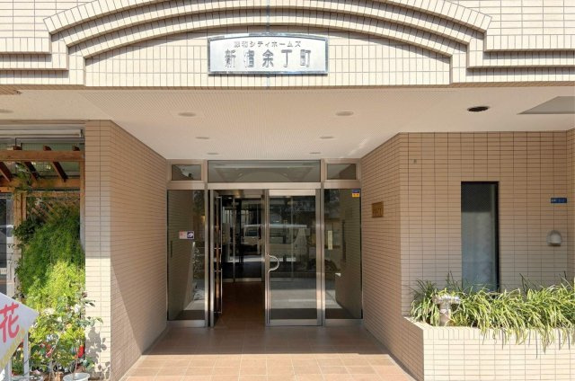 タイル貼りの落ち着いたエントランス外観です。
