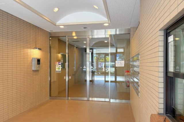 管理体制が行き届いたエントランス。オートロック完備で日々の安心も兼ね備えています。