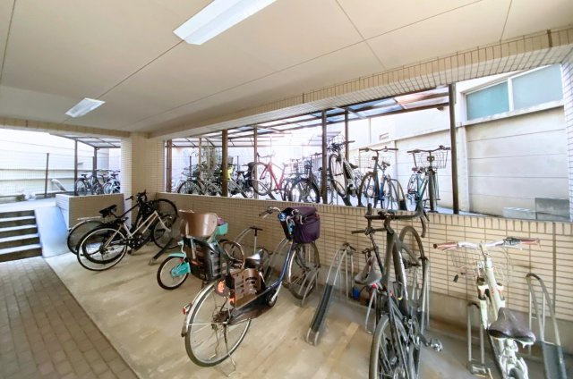 屋根付きの駐輪場のため、天候を気にすることなく大切な自転車を保管できます。