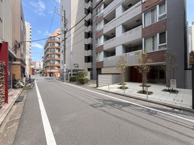 落ち着いた街並みに馴染むスタイリッシュな外観。前面道路は平坦で歩道が整っており、安心感のある住環境です。エントランス前には緑が配され、管理体制の良さが伺えます。