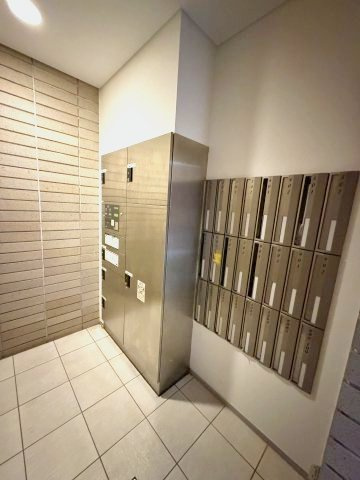 不在時でも荷物を受け取れる宅配ボックスを完備。整然と並んだ集合ポストとともに一箇所に集約され、日々の郵便受取や荷物の取り出しがスムーズに行えます。生活利便性に配慮された共用部です。