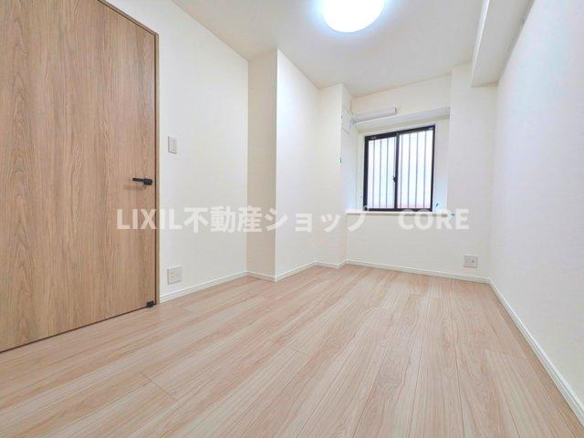床材や建具は家具にも合わせやすい落ち着いた色合いになっております。