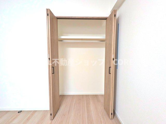 奥行きもあるので、収納ボックスをそのままクローゼットの中へ。部屋にものが出ずスッキリ。