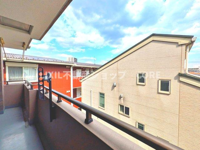 気持ちのいい空が見渡せる広いバルコニー。陽当たりも良く洗濯物やお布団もカラッと乾きそう。
