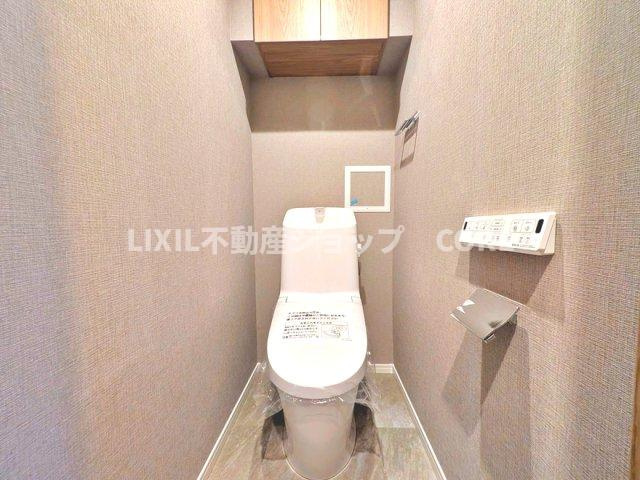 見た目もスッキリとしたデザインのトイレには温水洗浄暖房便座付き。