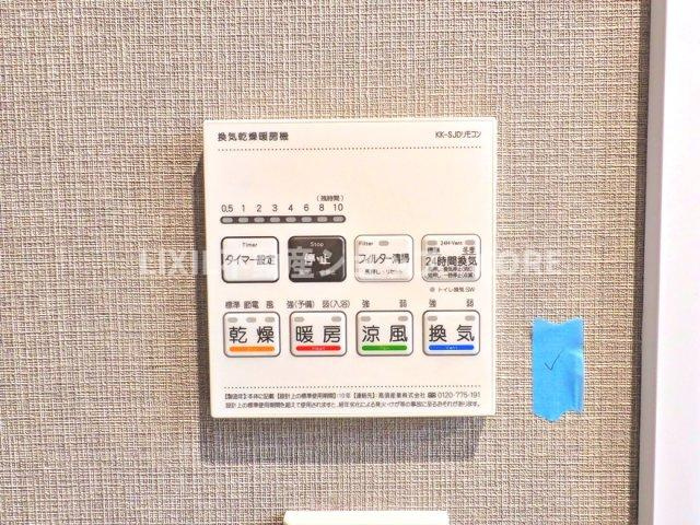 浴室乾燥暖房付のバスルーム。天気や時間を気にせずに、いつでも洗濯物を乾かせます。