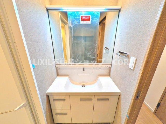 3面鏡の洗面台収納力豊富で細かいものでちらかりやすい洗面所をキレイに保つことができます。