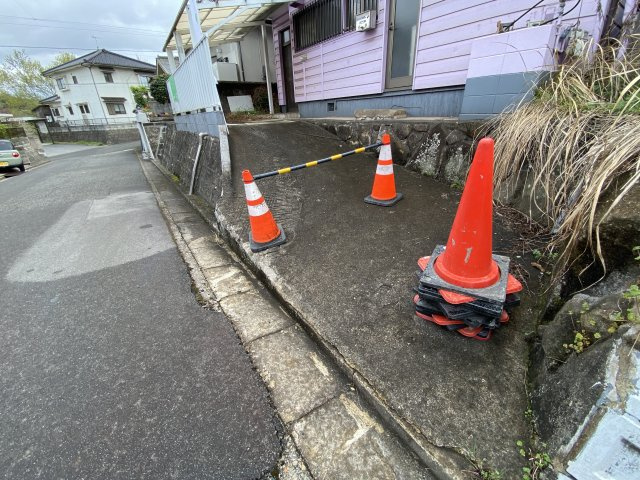 前面道路の幅員は約5.7mとゆとりがあり、車のすれ違いや出し入れもスムーズに行えます。敷地内には屋根付きカーポートを完備しており、大切な愛車を雨や日差しからしっかりと守ってくれます。