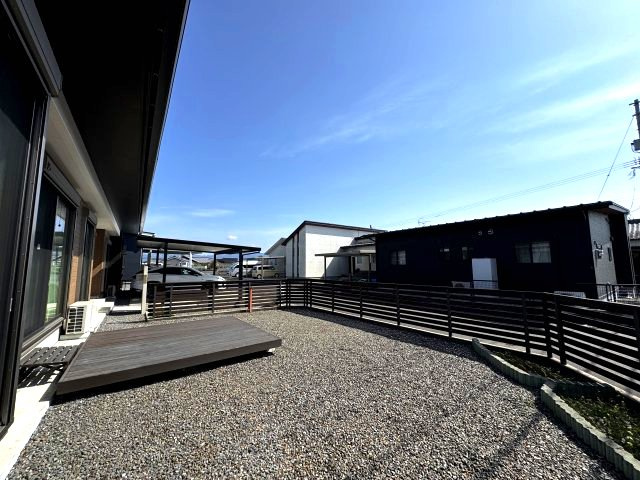 南向きで明るく広々のお庭。休日は家族でBBQ等を楽しんでみてはいかがでしょうか♪